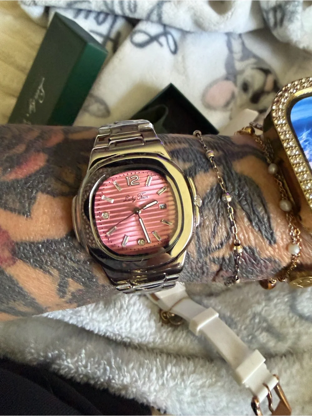 Lucky Four stainless steel watch with pink face and crystal